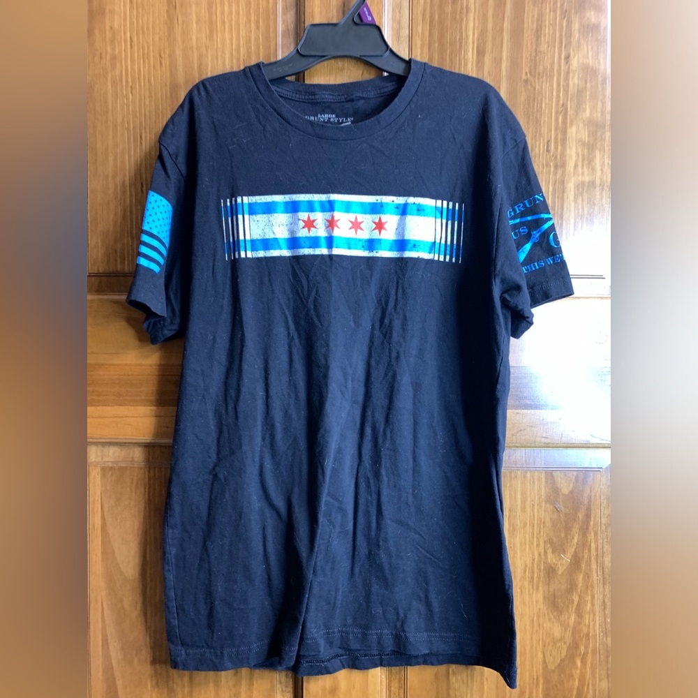 Men’s large Grunt Style Chicago Police Flag tshirt with distressed design